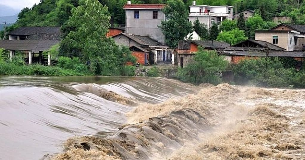 Italia: pompierii au salvat locuitori blocaţi pe străzile inundate, iar maşini au fost luate de ape în regiunea siciliană Messina