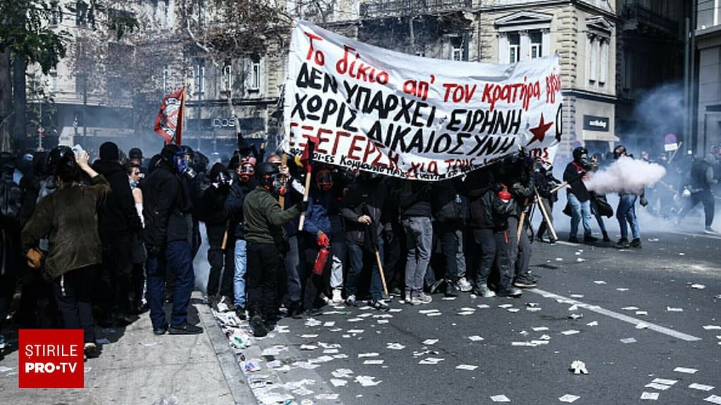 „Guvernul criminalilor”. Sute de mii de persoane protestează la doi ani de la cel mai grav accident feroviar din Grecia. FOTO