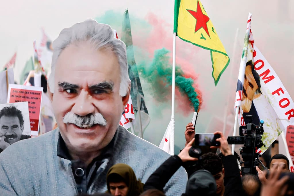 „PKK trebuie dizolvat”. Abdullah Ocalan, liderul separatiştilor kurzi din Turcia, face apel la depunerea armelor după 40 de ani de conflict