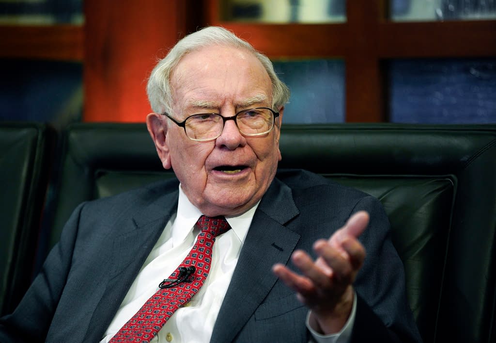 Warren Buffett acumulează numerar şi vinde acţiuni, dar nu explică de ce în scrisoarea sa anuală adresată investitorilor