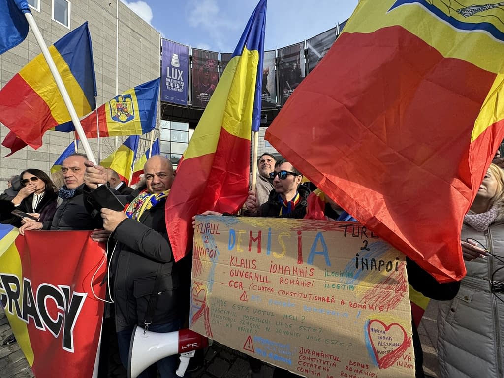 VIDEO Protest AUR în fața Parlamentului European: ‘Să plece hoţii, să vină patrioţii!’ / ‘Ursula, nu uita, România nu-i a ta!’