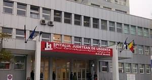 O pacientă a murit după ce a primit un antibiotic la care era alergică. Asistenta medicală ar fi încurcat paturile bolnavilor