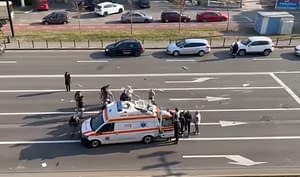 VIDEO Ambulanță răsturnată în accident, cu răniți înăuntru, repusă pe roți de martori. Un medic atrage atenția împotriva unui astfel de gest