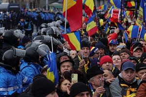 Bărbatul aflat sub control judiciar și prins cu o armă albă la protestul AUR, arestat preventiv