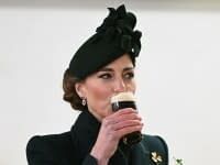 Prințesa Kate a băut bere alături de Gărzile Irlandeze de Ziua Sfântului Patrick | GALERIE FOTO