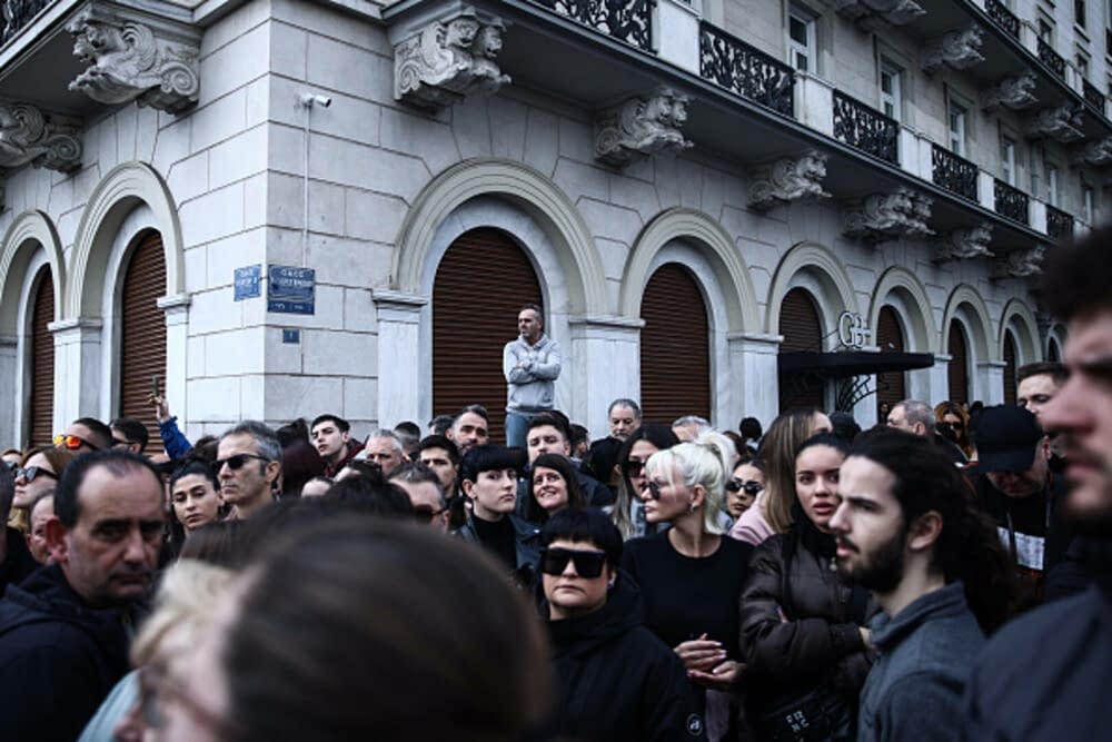 Momentul „Colectiv” al Greciei. Sute de mii de cetățeni în stradă, împotriva corupției, la doi ani de la tragedia de la Tempi - Imaginea 12